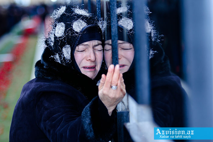 Azerbaijanis honor January 20 tragedy victims - PHOTOS
